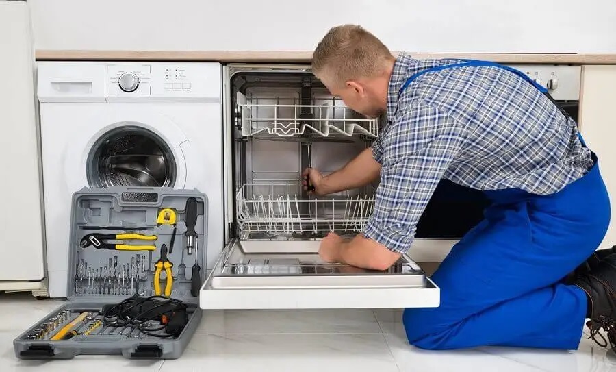 Altındağ Viessmann servisi teknisyen ekibi beyaz eşya tamiri yaparken